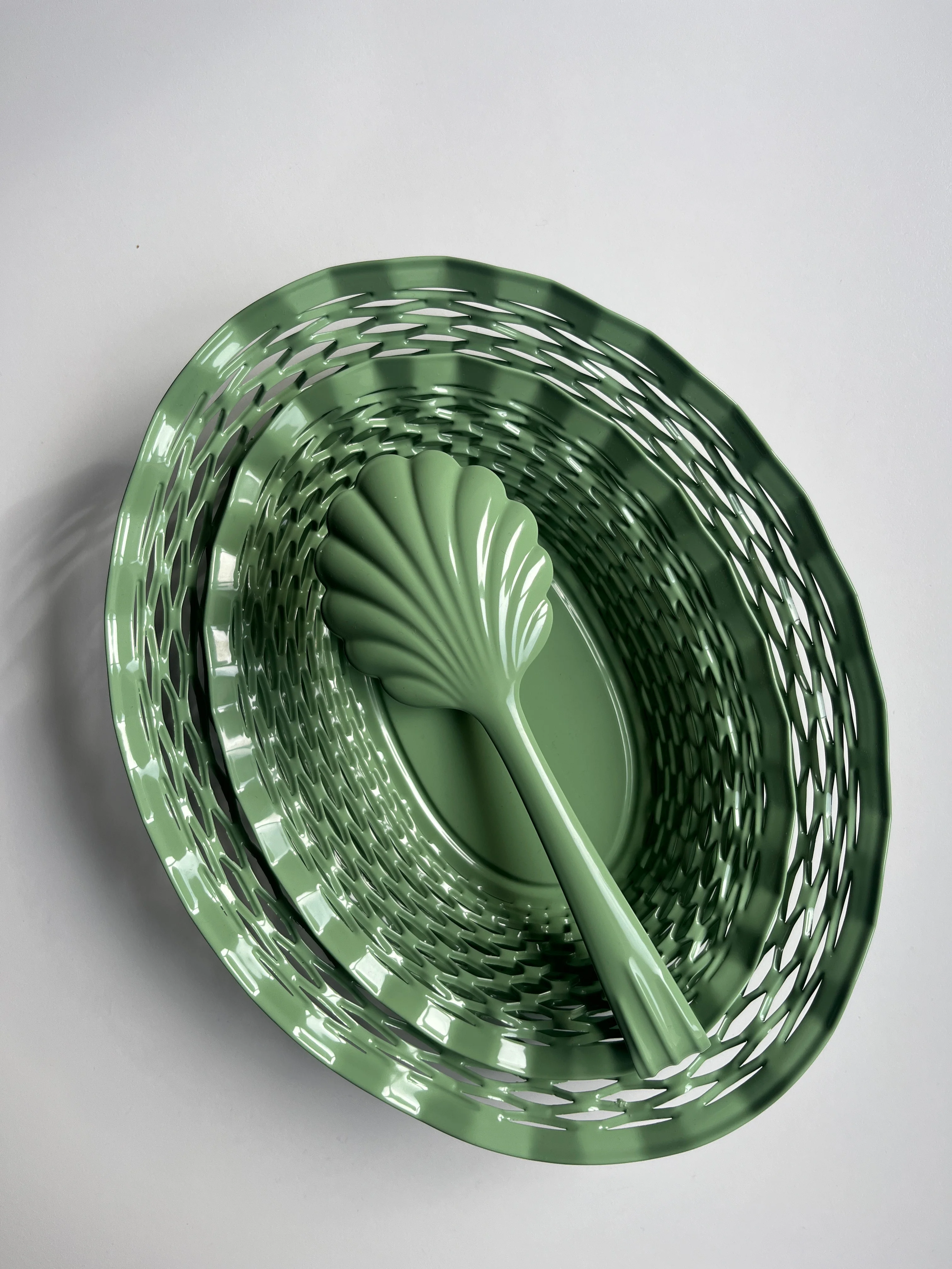 Scalloped Kitchen Tongs - various colours - Image 10