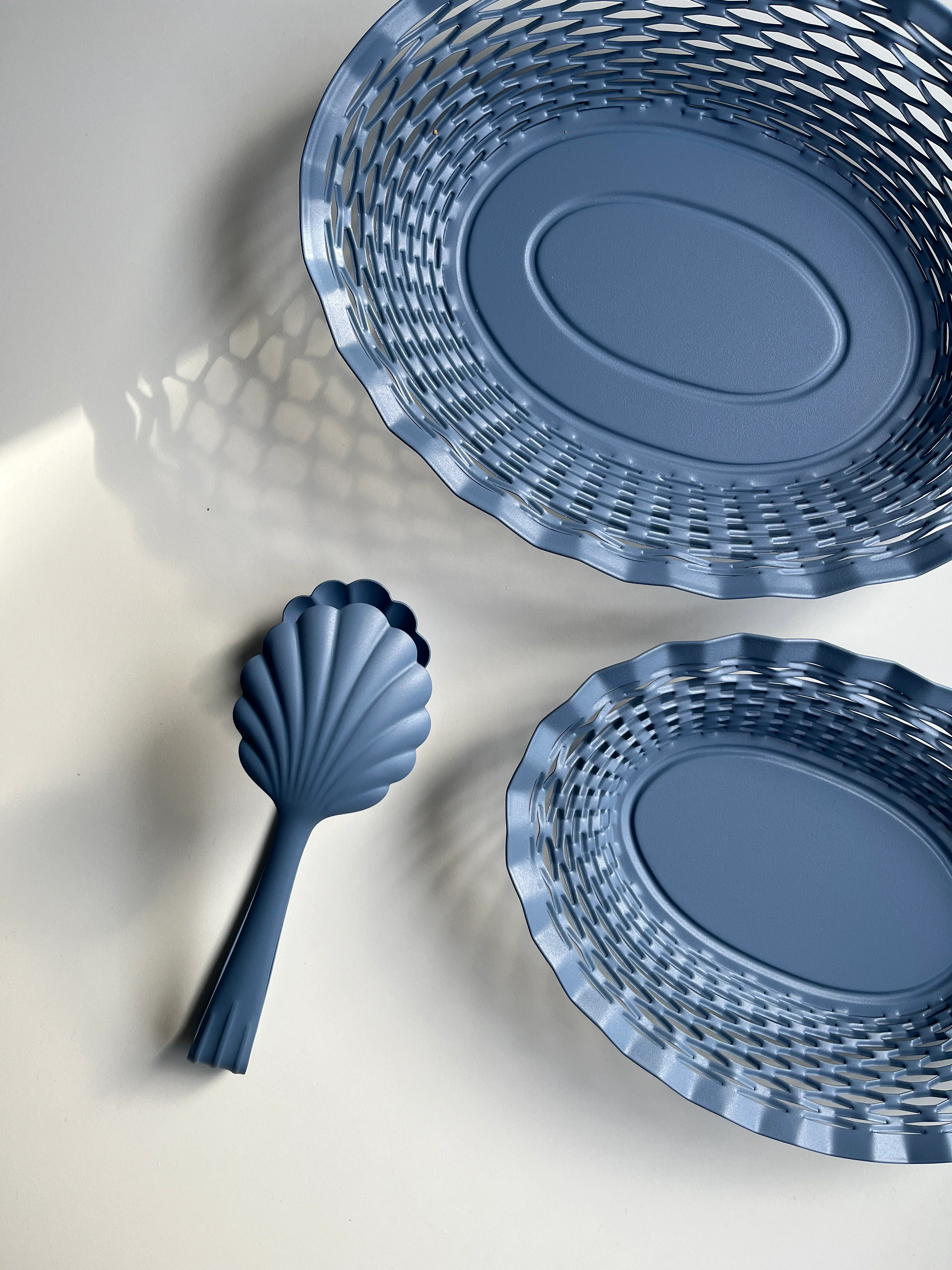 Scalloped Kitchen Tongs - various colours - Image 12