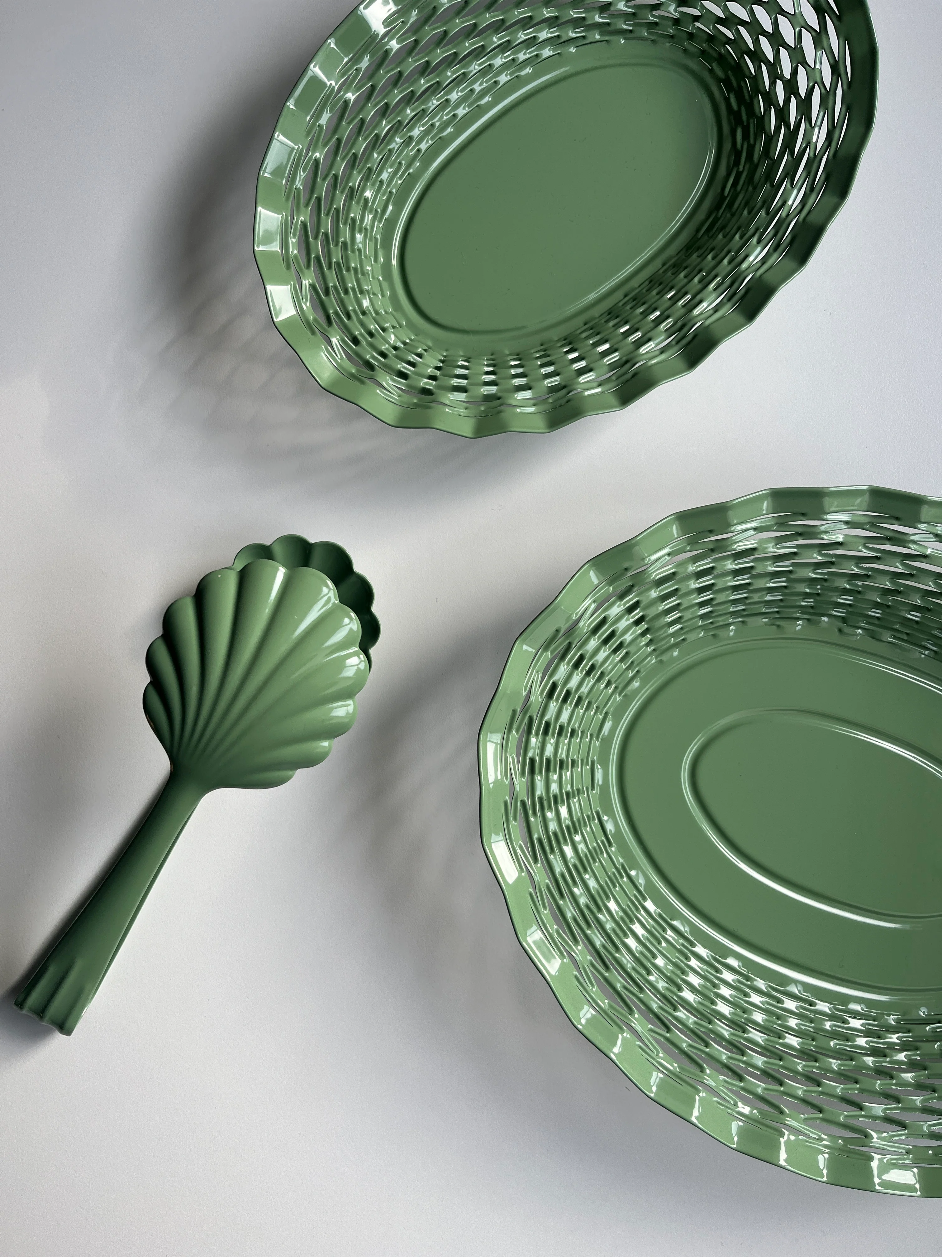 Scalloped Kitchen Tongs - various colours - Image 14