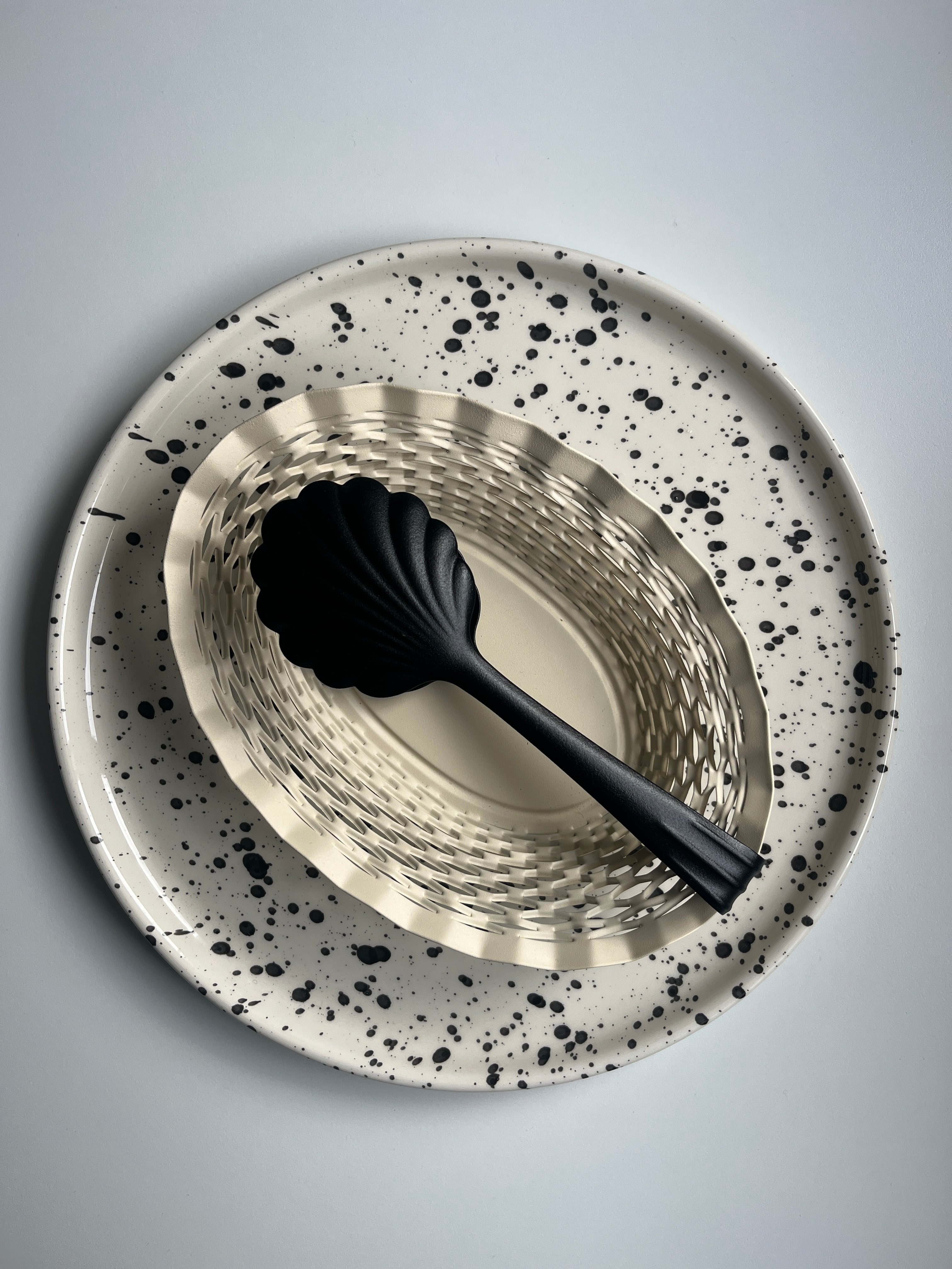 Scalloped Kitchen Tongs - various colours - Image 5